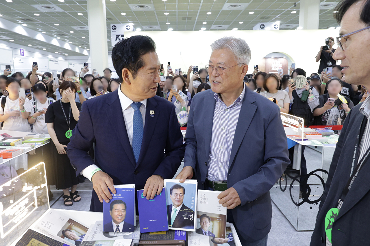 정청래 전 더불어민주당 대표가 24일 서울 강남구 코엑스에서 열린 서울국제도서전에서 문재인 전 대통령과 대화하고 있다.문 전 대통령은 지난해에 이어 올해도 평산책방 책방지기로 도서전에 참석했다. 2026.6.24 [사진=연합뉴스]