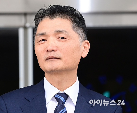 SM엔터테인먼트 시세 조종 혐의를 받고 있는 김범수 카카오 창업주 겸 경영쇄신위원장이 21일 오전 열린 1심 선고공판에서 무죄를 받고 법원을 나서고 있다. [사진=정소희 기자]