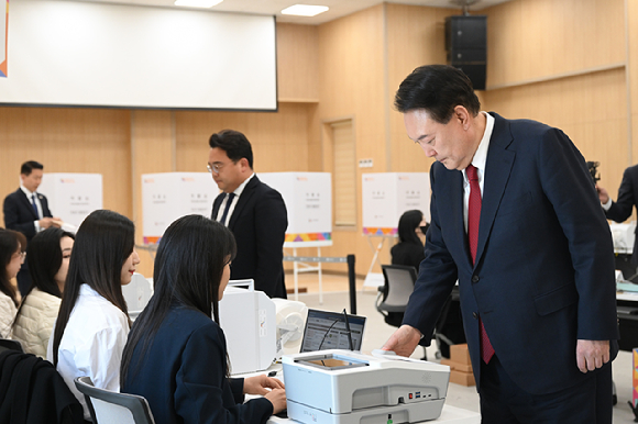 윤석열 대통령이 지난 5일 부산 명지동 행정복지센터에서 제22대 국회의원선거 사전투표를 하며 투표함에 용지를 투입하고 있다. 2024.04.05. [사진=대통령실]