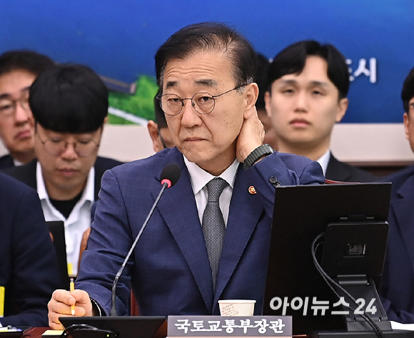 김윤덕 국토교통부 장관이 13일 오전 서울 여의도 국회에서 열린 국토교통위원회 국정감사에서 질의를 듣고 있다. [사진=곽영래 기자]