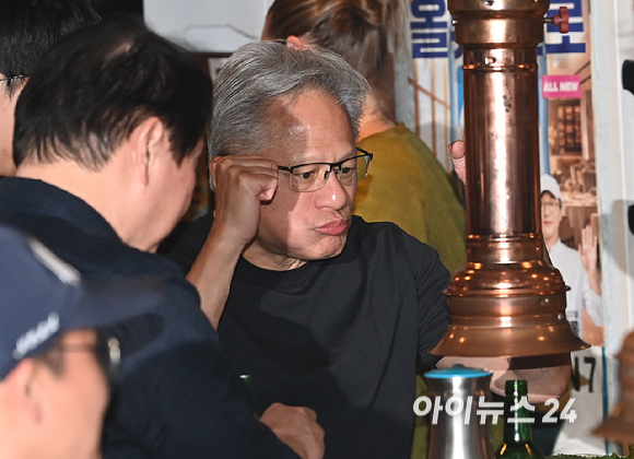 젠슨 황 엔비디아 최고경영자(CEO)가 5일 서울 마포구 서교동의 한 고깃집에서 최태원 SK회장, 구광모 LG회장, 이해진 네이버 의장과 삼겹살 회동을 하고 있다. [사진=곽영래 기자]