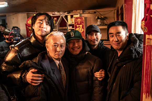 '파인: 촌뜨기들' 강윤석 감독이 인터뷰 전 사진촬영을 하고 있다. [사진=월트디즈니 컴퍼니 코리아]