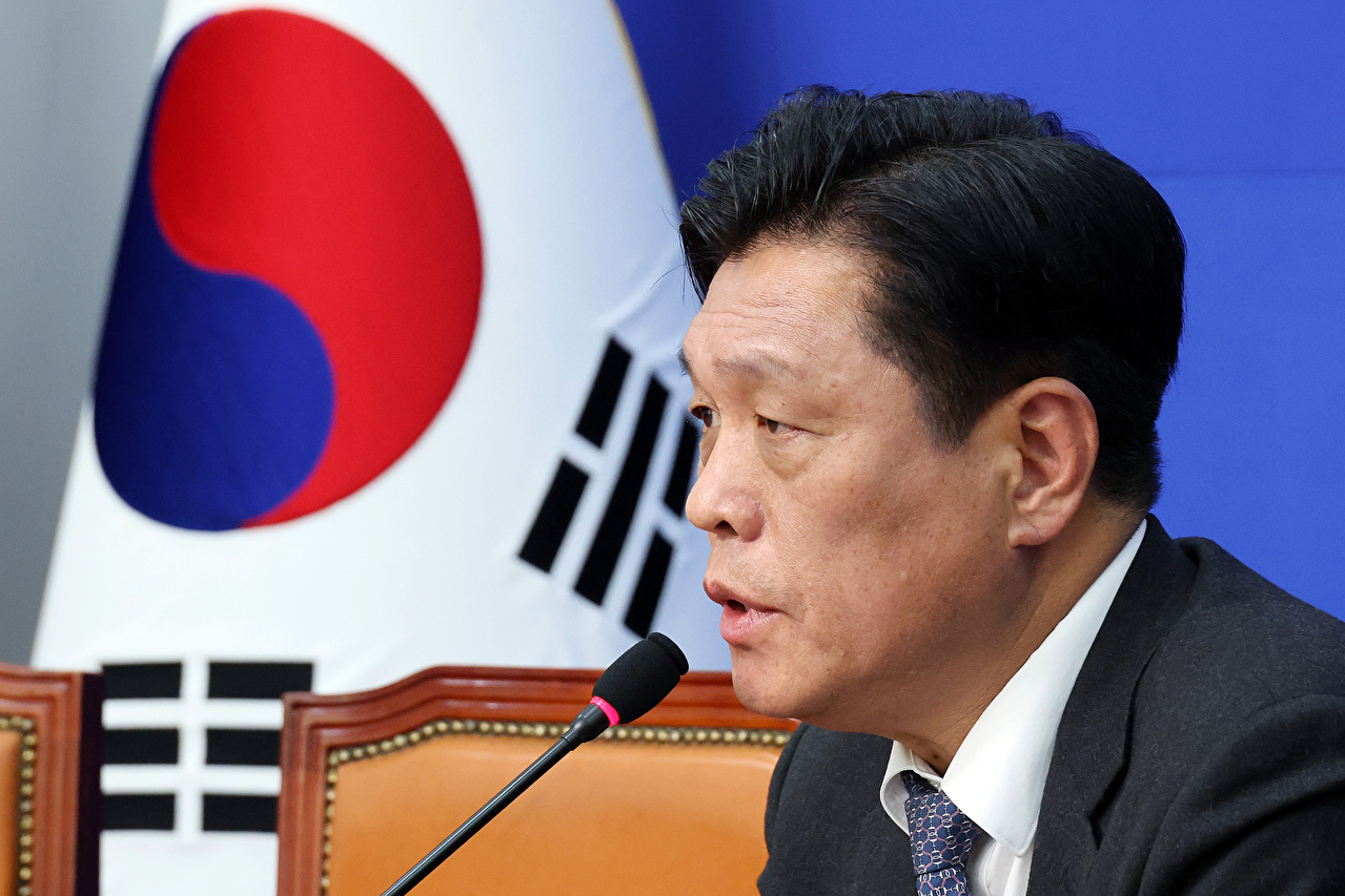 더불어민주당 지방선거기획단 단장인 조승래 사무총장이 8일 국회에서 열린 비공개 선거기획단 전체 회의를 마친 뒤 언론브리핑을 하고 있다. 2026.1.8 [사진=연합뉴스]