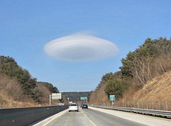 강원도에서 목격된 렌즈구름 [사진=독자제공/연합뉴스]