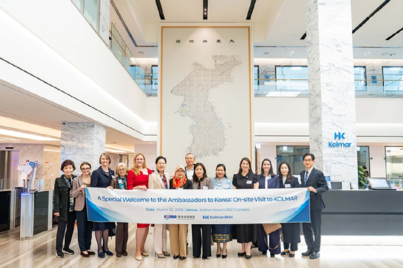 콜마비앤에이치가 30일 한국콜마 종합기술원에서 10개국 주한대사를 초청해 K-뷰티 및 헬스케어 산업 교류 행사를 개최하고 참석자들이 기념촬영을 하고 있다. [사진=콜마비앤에이치]