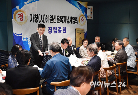 22일 서울 은평구 한 식당에서 열린 혜원 신윤복 기념사업회 창립 총회에서 관계자들이 대화를 나누고 있다. [사진=곽영래 기자]