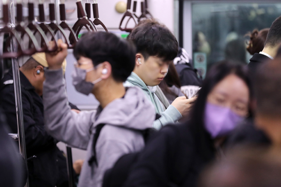 대중교통수단 내 마스크 착용 의무가 해제된 20일 오전 서울 지하철 1호선 열차 내에서 한 시민이 마스크를 벗고 이동하고 있다. [사진=뉴시스]