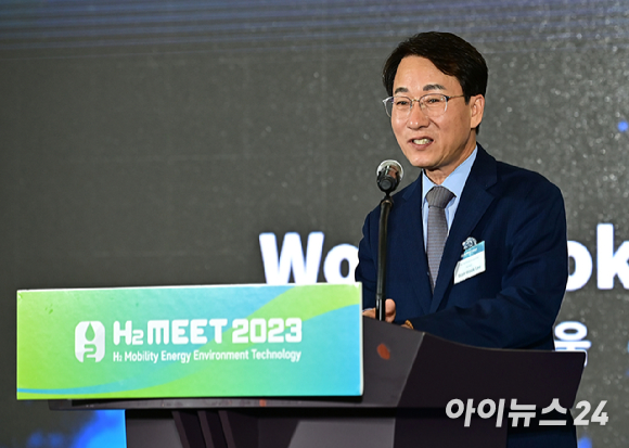 지난 9월 경기 고양시 일산서구 킨텍스에서 열린 수소산업전시회 H2 MEET 2023 개막식에서 이원욱 더불어민주당 의원이 축사를 하고 있다. [사진=곽영래 기자]