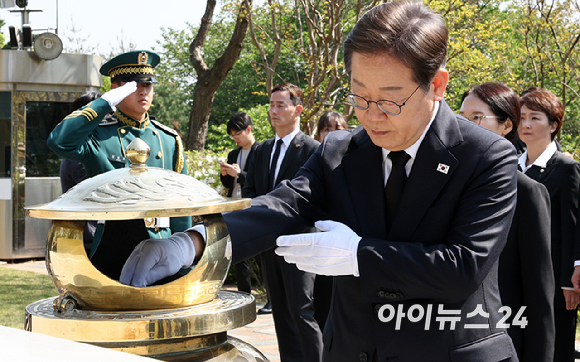 이재명 더불어민주당 대선 후보가 28일 서울 동작구 현충원 김대중 전 대통령 묘소를 참배하고 있다. [사진=곽영래 기자]