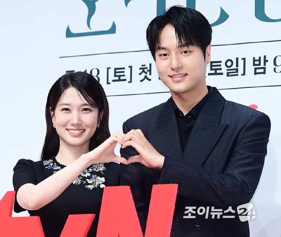 배우 박은빈과 양세종이 14일 오후&nbsp;서울 강남구 논현동 엘리에나 호텔에서 열린 tvN '오싹한 연애' 제작발표회에 참석하고 있다. [사진=정소희 기자]