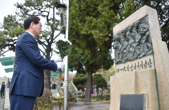 유정복(인천시장) 국민의힘 대선 경선 후보는 4·19 의거 65주년인 19일 인천기계공고 내 4·19 학생의거기념탑을 찾아 헌화·참배하고 있다. [사진=캠프]