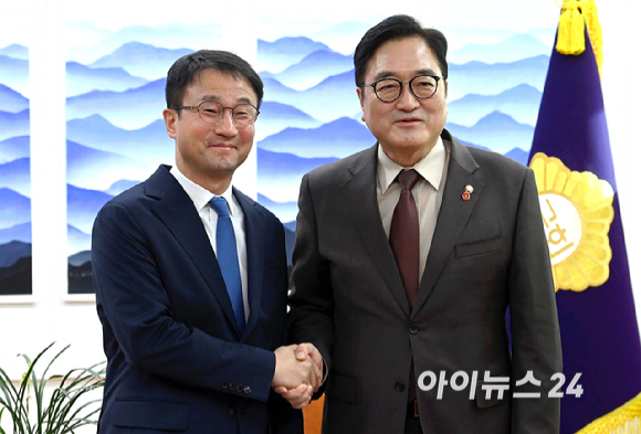 한병도(왼쪽)더불어민주당신임원내대표가 12일 오전 국회의장을 예방, 기념사진을 찍고 있다. [사진=곽영래 기자]