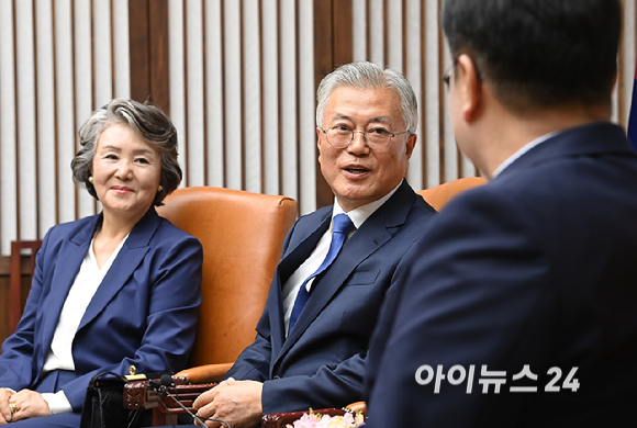 4·27 판문점선언 7주년 기념식 참석차 국회를 방문한 문재인 전 대통령이 25일 오후 서울 여의도 국회에서 우원식 국회의장과 면담을 하고 있다. [사진=곽영래 기자]