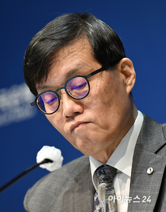 이창용 한국은행 총재가 25일 서울 중구 한국은행 본관에서 열린 금융통화위원회 본회의를 마친후 통화정책방향 기자 간담회를 열고 기자들의 질문을 받고 있다. [사진=사진공동취재단]