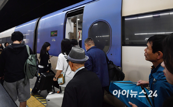 추석 연휴를 하루 앞둔 23일 오전 서울 용산역을 찾은 시민들이 고향으로 향하는 기차를 탑승하고 있다. [사진=곽영래 기자]