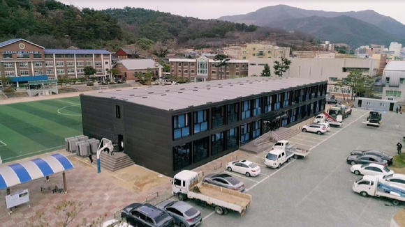 차세대 친환경 건축공법인 스틸 모듈러로 제작한 고창고등학교 [사진=포스코 ]