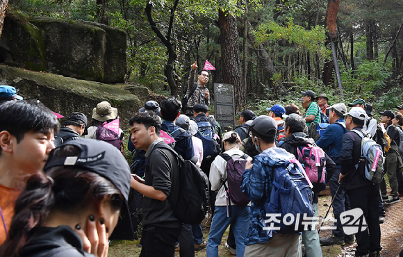 장석규 종로구청 숲길체험지도사가 19일 서울 종로구 부암동 백사실 계곡에서 진행된 '스타 고우리와 함께 하는 제10회 희망찾기 등산·트레킹 교실'에서 숲길을 설명하고 있다. [사진=곽영래 기자]