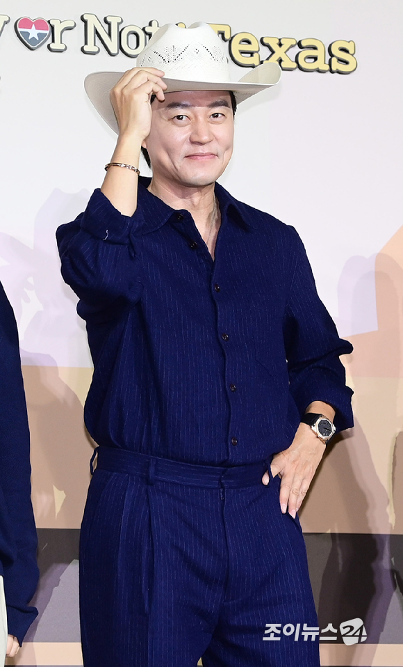배우 이서진이 24일 오전 서울 CGV 아이파크몰에서 열린 넷플릭스 예능 '이서진의 달라달라' 제작발표회에 참석하고 있다. [사진=정소희 기자]