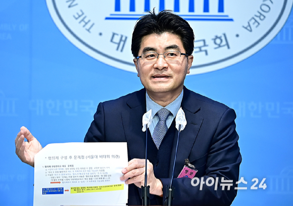 방재승 서울의대 교수협의회 비상대책위원장이 12일 오전 서울 여의도 국회 소통관에서 기자회견을 하고 있다. [사진=곽영래 기자]