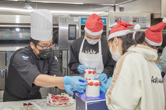 지난 19일 파리크라상 송파교육장에서 SPC그룹 전문 강사가 장애인 근로자 대상 제과제빵 기술교육을 진행하고 있다. [사진=SPC]