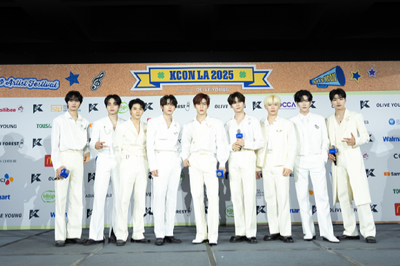 그룹 제로베이스원이 지난 1일(현지시간)부터 3일까지 미국 로스앤젤레스 크립토닷컴 아레나에서 열린 K-팝 팬&아티스트 페스티벌 '케이콘 엘에이 2025(KCON LA 2025)' 레드카펫 행사에 참석해 포즈를 취하고 있다. [사진=CJ ENM]