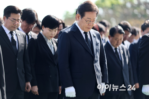 더불어민주당 이재명 대선후보가 28일 오전 서울 동작구 국립 서울현충원 현충탑에서 참배하고 있다. [사진=곽영래 기자]