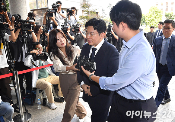 자본시장법상 부정거래행위 금지 위반 혐의를 받는 하이브(HYBE) 방시혁 의장이 지난해 9월 15일 오전 서울경찰청 금융범죄수사대에 출석하고 있다. [사진=곽영래 기자]