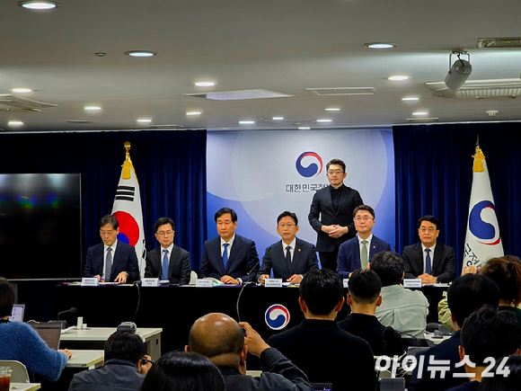 2일 오후 정부서울청사에서 열린 범부처 정보보호 종합대책 발표 브리핑에서 배경훈 부총리 겸 과학기술정보통신부 장관(가운데)이 발표하고 있다. [사진=안세준 기자]