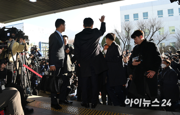 '성남FC 불법후원금 의혹'을 받고 있는 이재명 더불어민주당 대표가 10일 오전 경기도 성남시 수원지방검찰청 성남지청에 출석하고 있다. [사진=김성진 기자]