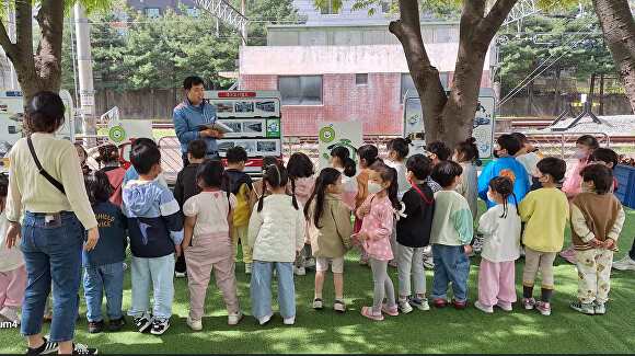 대구교통공사 월배차량기지에서 어린이 들이 안전체험 학습을 하고 있다. [사진=대구교통공사]