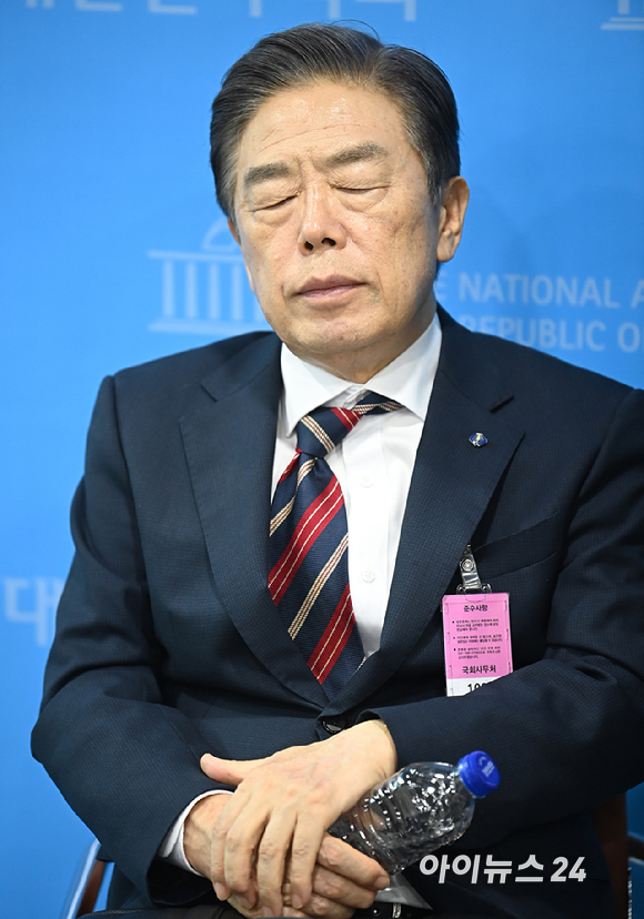 김형석 독립기념관장이 8일 서울 여의도 국회에서 기자회견을 하기에 앞서 대기하고 있다. [사진=곽영래 기자]