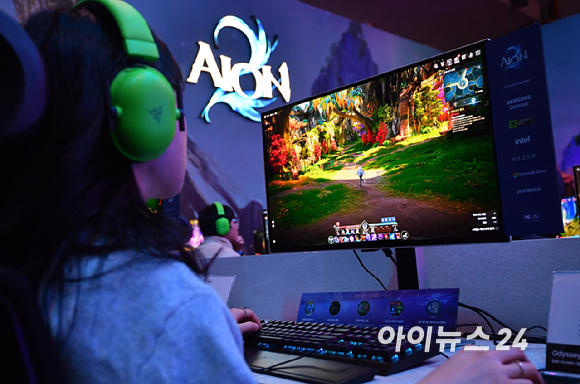 13일 부산 해운대구 벡스코에서 열린 국제게임전시회 '지스타 2025'에서 참관객들이 엔씨소프트 부스에서 아이온2 게임을 즐기고 있다. [사진=곽영래 기자]