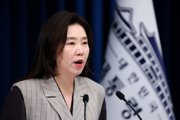 강유정 대통령실 대변인이 15일 용산 대통령실에서 이날 오후 열리는 핵심규제 합리화 전략회의에 대해 브리핑하고 있다. [사진=연합뉴스]