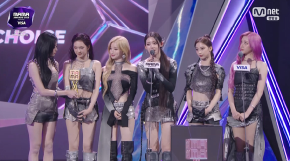 [2025 MAMA] 아이브, 피메일·글로벌 퍼포머 등 2관왕 &quot;위로·희망 되길&quot;