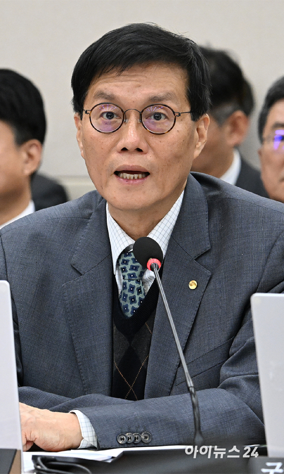 이창용 한국은행 총재가 29일 국회 기획재정위원회에서 열린 한국은행&middot;국세청&middot;관세청 등에 대한 종합감사에서 의원 질의에 답하고 있다. [사진=곽영래 기자]