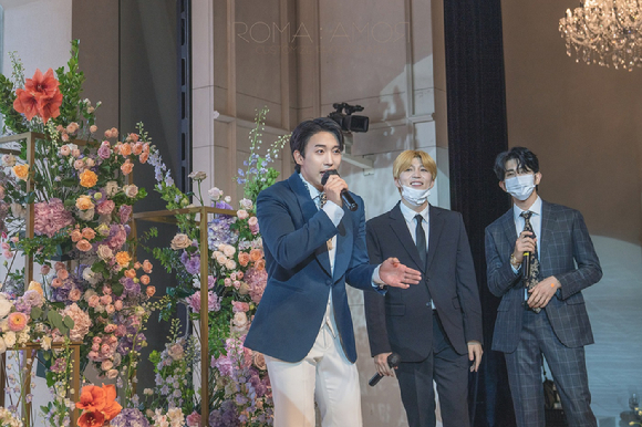 그룹 유키스 훈과 걸스데이 출신 황지선이 결혼 본식 사진을 공개했다. [사진=해피메리드컴퍼니, 웨딩디렉터봉드, 로마스튜디오, 로자스포사최명디자이너, 쇼위플로라, 스플렌디노, 규중칠우, 웨딩미, 알루청담점, 정민경스타일리스트 ]