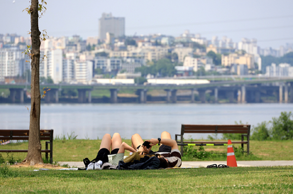 지난 26일 서울 한강공원을 찾은 시민들이 그늘을 찾아 휴식하고 있다. [사진=연합뉴스]