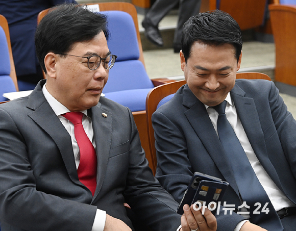 국민의힘 장동혁 당대표와 송언석 원내대표가 10일 서울 여의도 국회에서 열린 2026 원내대표 선출 의원총회에서 대화를 하고 있다. [사진=곽영래 기자]