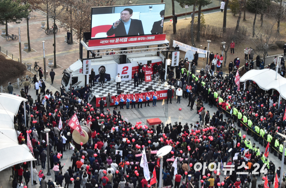 윤석열 국민의힘 대선 후보가 7일 경기 화성시 동탄센트럴파크에서 열린 '젊은 화성, 아이 키우기 좋은 나라 만들기' 유세에서 지지를 호소하고 있다. [사진=국회사진취재단]