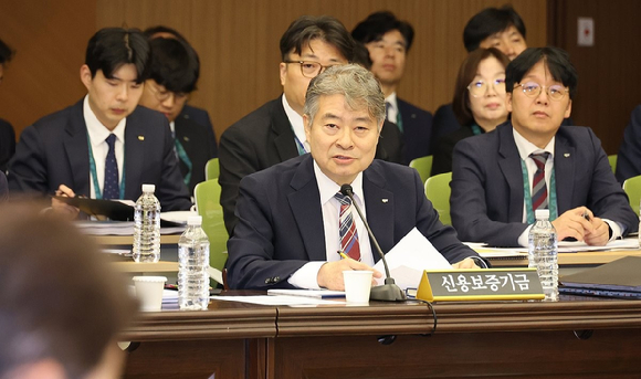15일 부산 남구 부산국제금융센터에서 열린 국회 정무위의 한국자산관리공사, 한국주택금융공사, 신용보증기금에 대한 국정감사에서 신용보증기금 강승준 이사장이 의원질의에 답변하고 있다. [사진=연합뉴스]