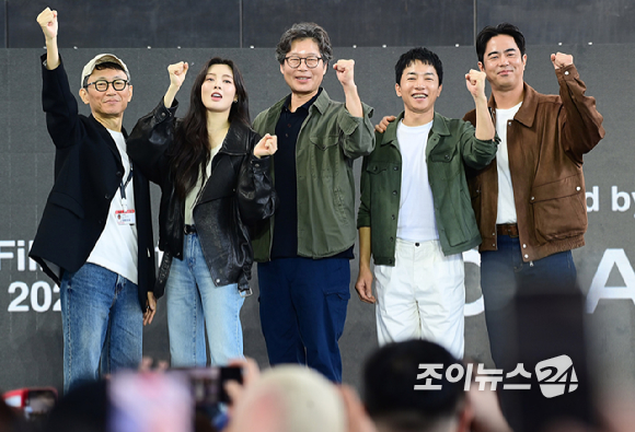 (왼쪽부터)이용재 감독-배우 이선빈-유재명-김영민-전석호가 9일 부산 해운대구 영화의전당에서 열린 제31회 부산국제영화제 '수능, 출제의 비밀' 오픈토크에 참석하고 있다. [사진=정소희 기자]