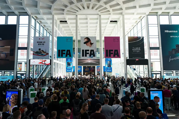IFA 2026이 열리는 독일 베를린의 메쎄 베를린 앞에 방문객들이 줄을 늘어서 있다. [사진=IFA]
