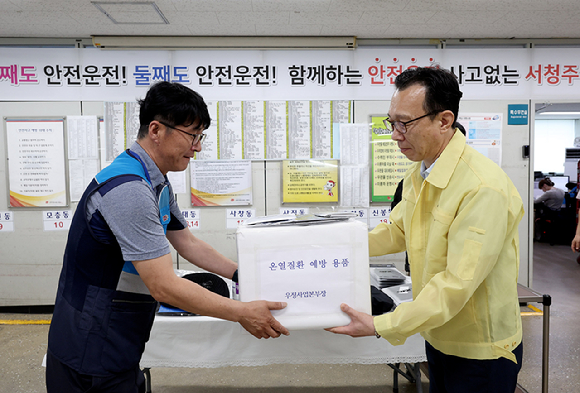 곽병진 우정사업본부 경영기획실장(오른쪽)이 4일 서청주우체국을 찾아 여름철 폭염·폭우 대비 현장의 대응 상황과 안전보건관리 현황을 점검하고 종사원들을 격려하고 있다. [사진=우정사업본부]