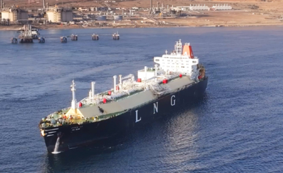 미국&middot;이스라엘과 이란 간의 갈등이 이어지는 가운데, 2026년 3월 9일 바레인 시트라 섬에 위치한 밥코(Bapco) 정유소가 공습을 받아 연기가 피어오르고 있다. [사진=로이터/연합뉴스]