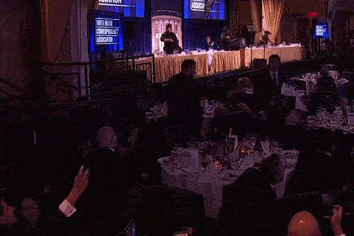 25일(현지시간) 미국 백악관 출입기자단 연례 만찬 행사장에서 총격 사건이 발생한 뒤 마이클 글랜츠가 '부라타 샐러드'를 먹고 있다. [사진=CNN]