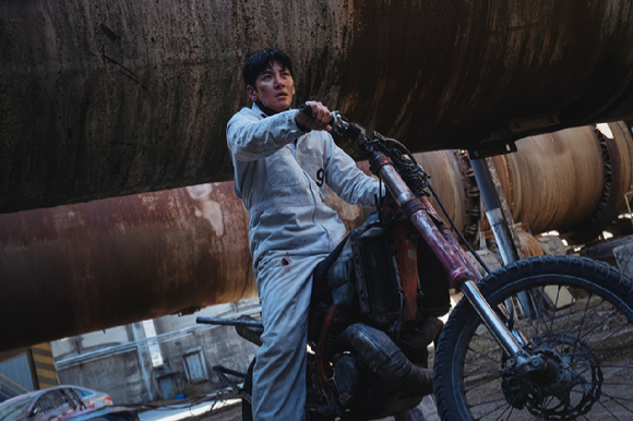 배우 지창욱이 디즈니+ 시리즈 '조각도시'에서 열연하고 있다. [사진=월트디즈니 컴퍼니 코리아]