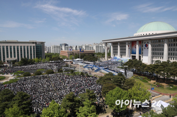 제20대 대통령 취임식이 열리는 10일 오전 국회에서 취임식에 앞서 축하 공연을 펼치고 있다. [사진=국회사진취재단]