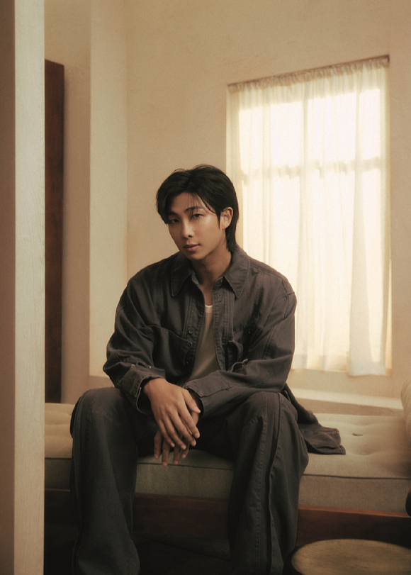 삼성전자 아트 TV 홍보대서로 선정된 방탄소년단 RM [사진=삼성전자]