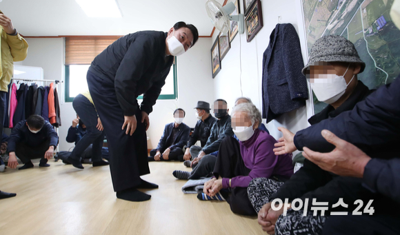 윤석열 대통령 당선인이 15일 경북 울진군 북면 부구3리마을회관에서 산불 피해 이재민들과 간담회 마친 후 지역 주민들과 인사하고 있다. [사진=국회사진취재단]