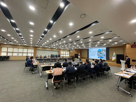 경산시 신청사 건립 기본계획 수립 및 타당성 조사 용역 중간 보고회가 열리고 있다. [사진=경산시]